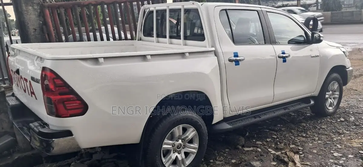 Toyota Hilux 2023 White