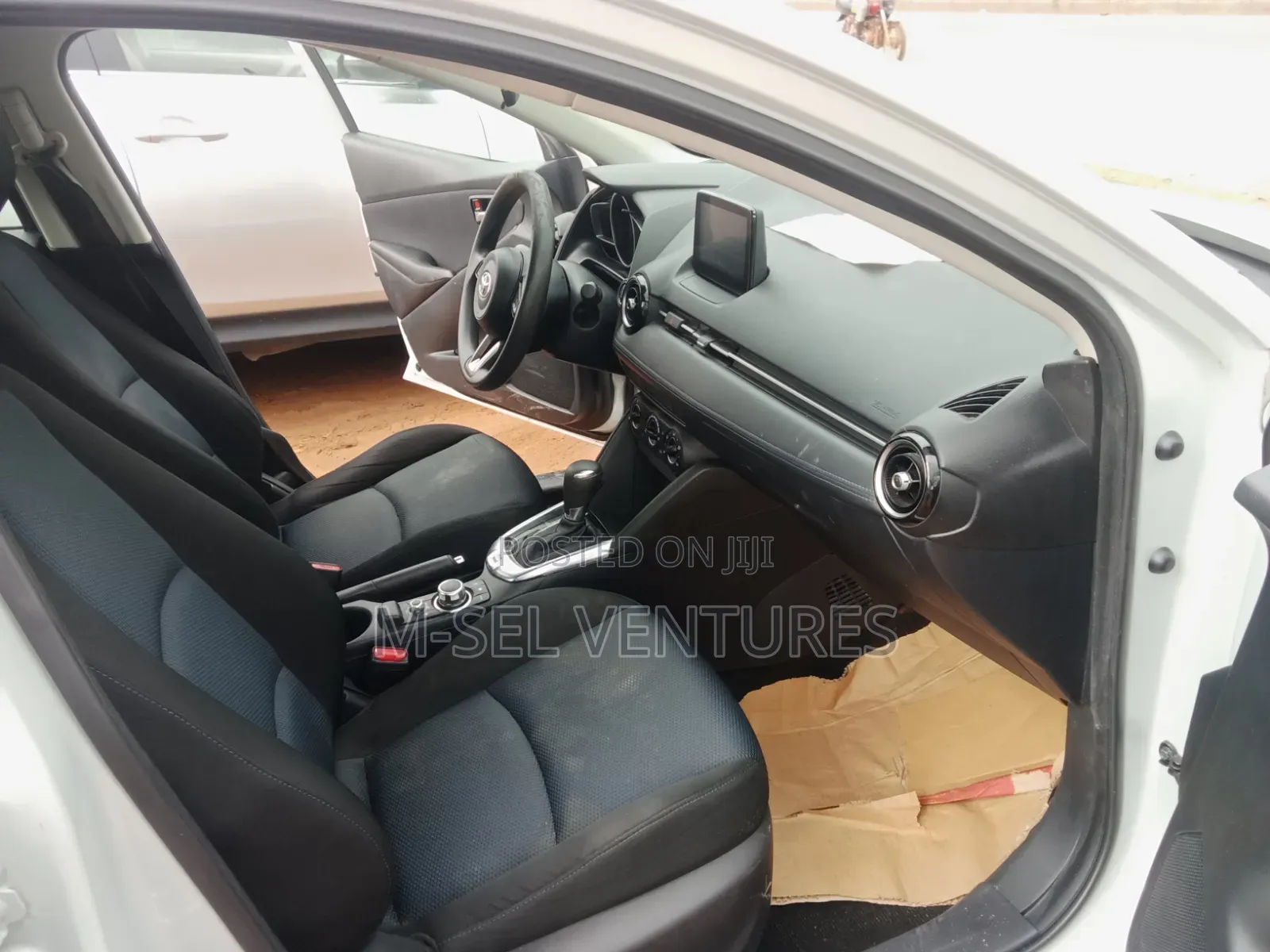 Toyota Yaris 1.5 Sedan XLE 2020 White