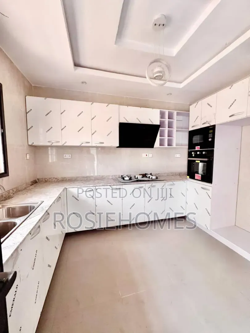 5bdrm Duplex in Garden Estate, Chevron for sale