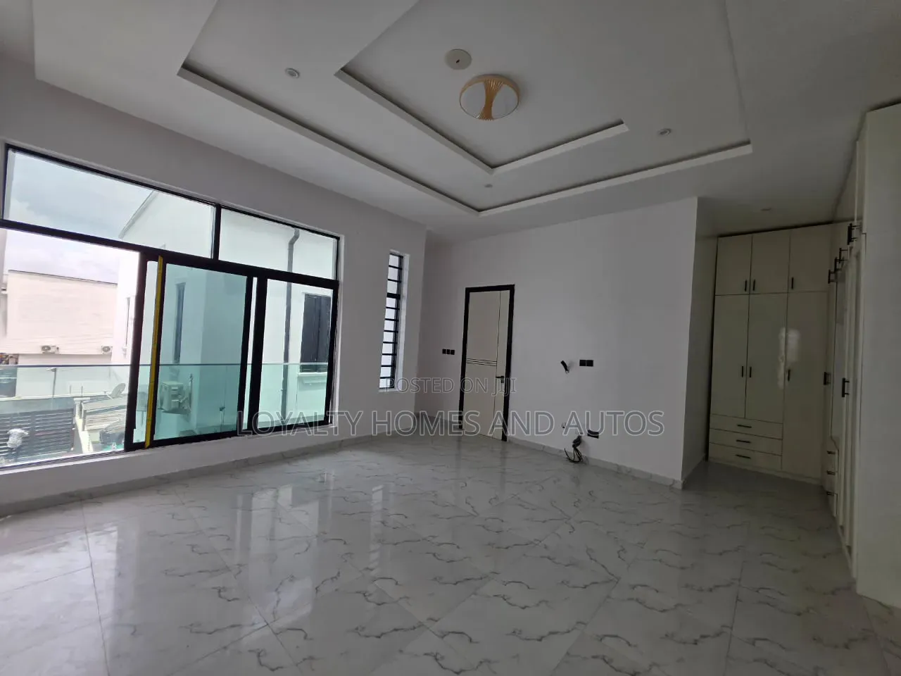 5bdrm House in Chevron for sale