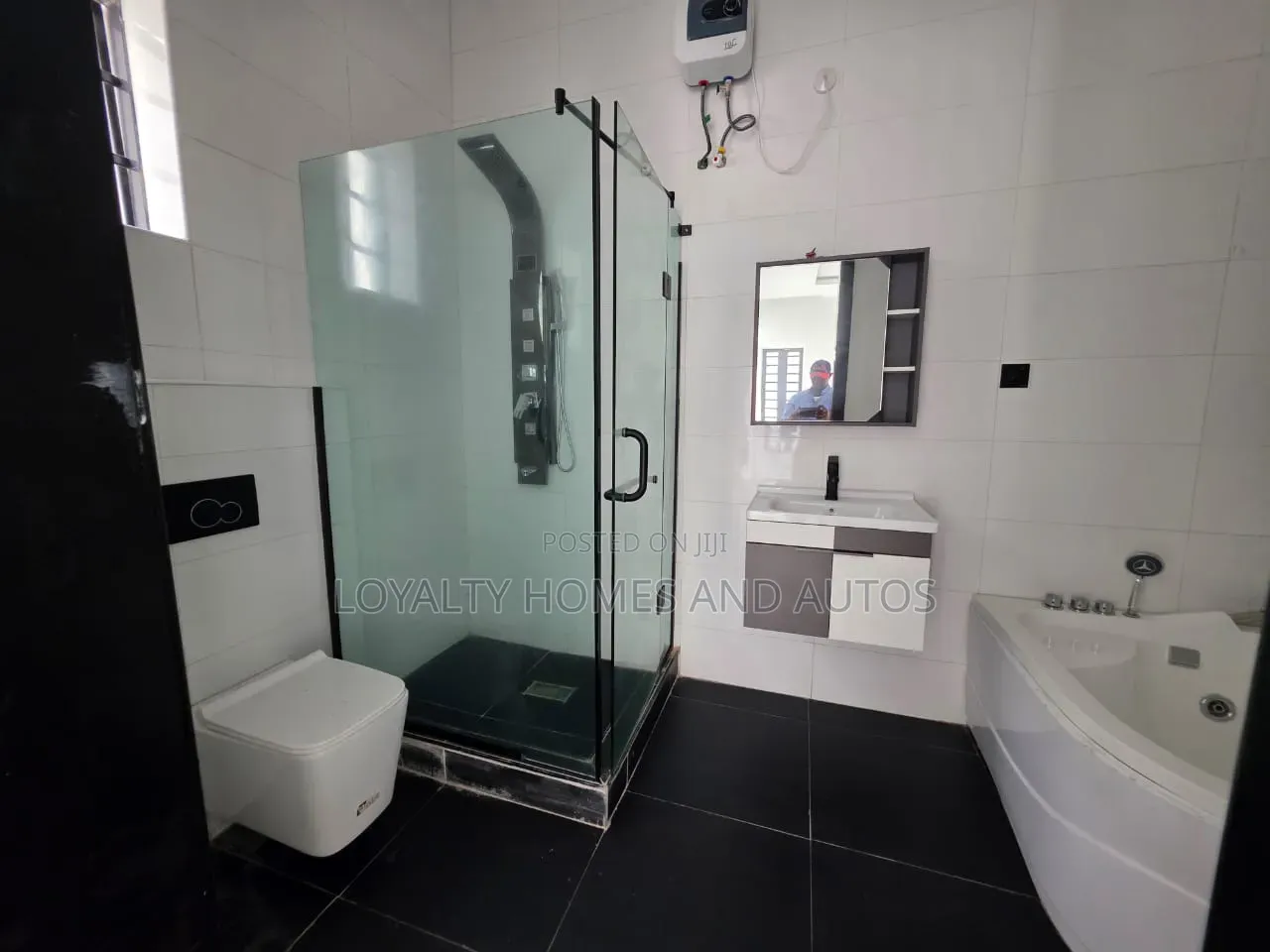 5bdrm House in Chevron for sale