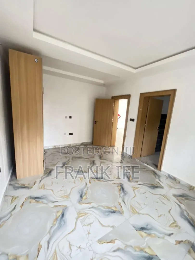 2bdrm Penthouse in Chevron for sale