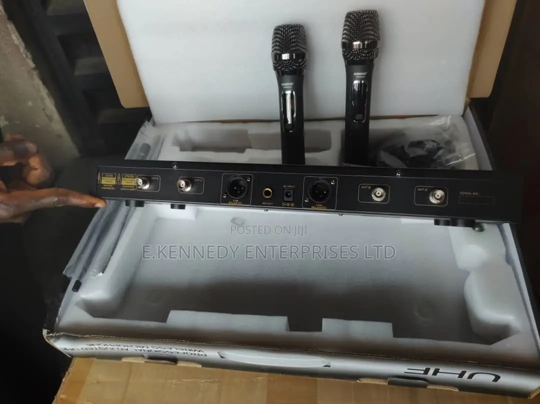 Shure Pro 4500 Professional Wireless Microphone (4 Antennas)