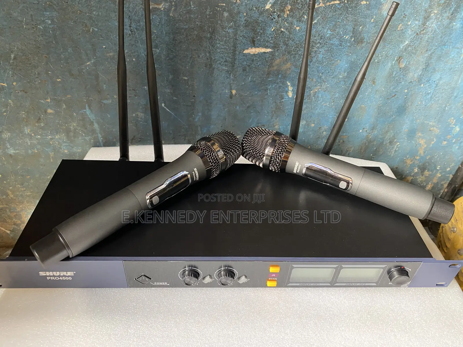 Shure Pro 4500 Professional Wireless Microphone (4 Antennas)
