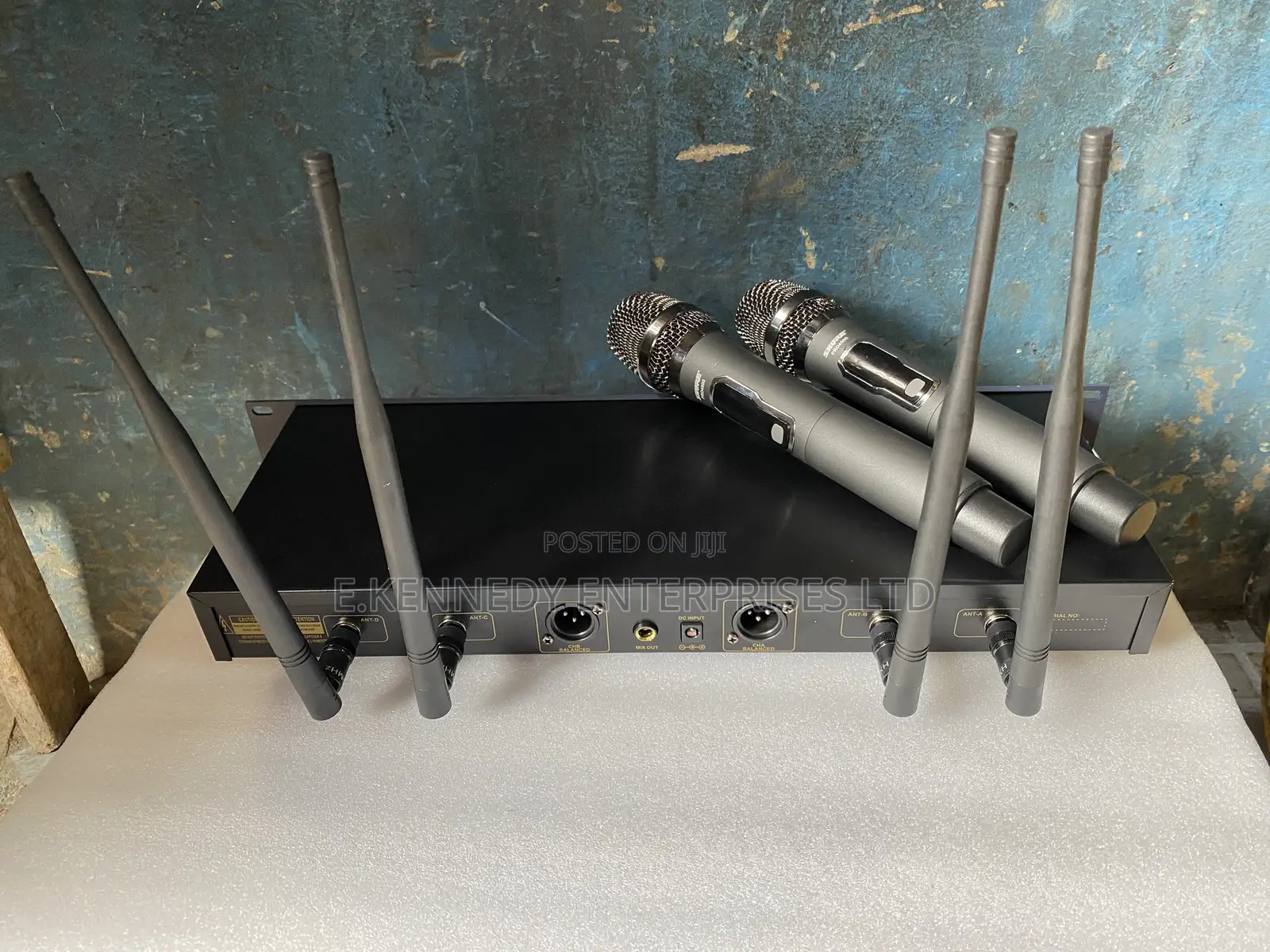 Shure Pro 4500 Professional Wireless Microphone (4 Antennas)
