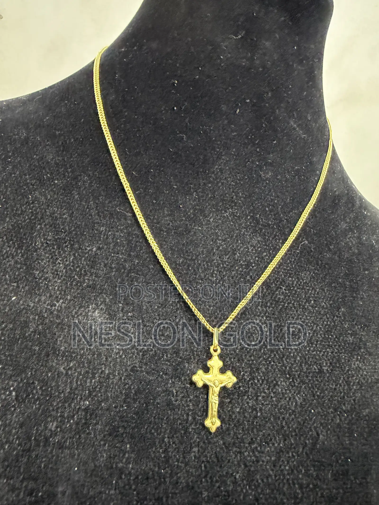 Italy 750 Pure 18karat Gold With Crucifix