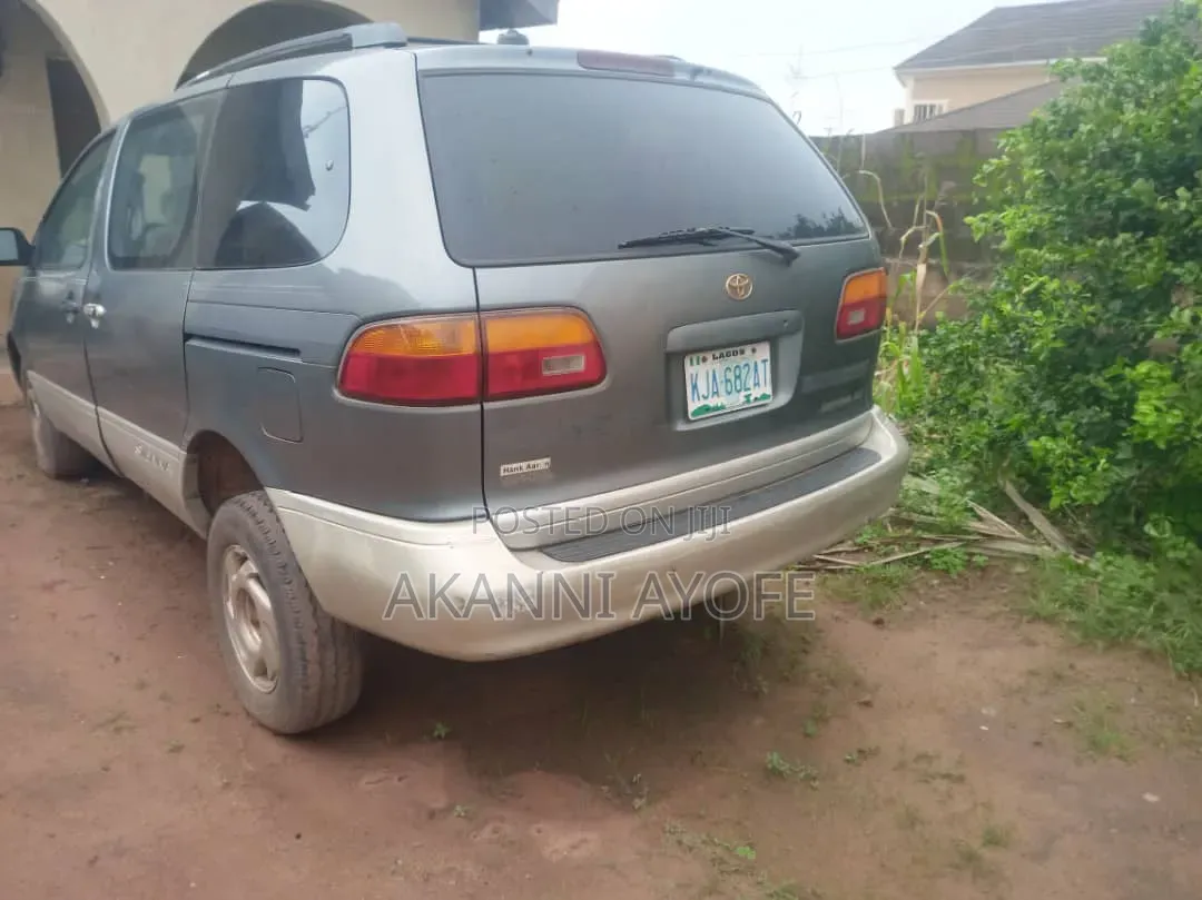 Toyota Sienna LE & 1 hatch 2000 Gray