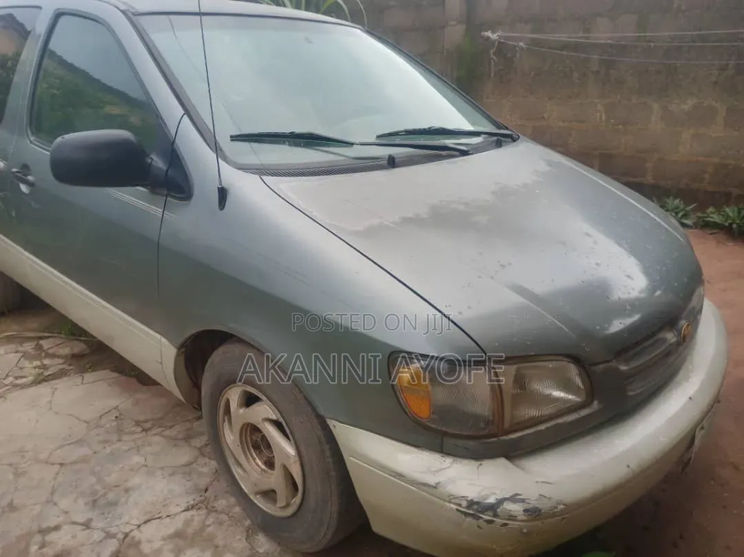 Toyota Sienna LE & 1 hatch 2000 Gray