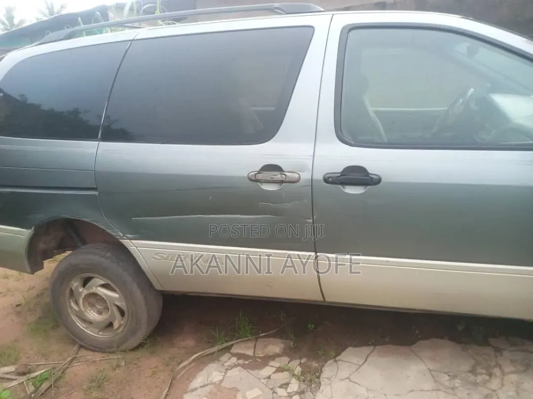 Toyota Sienna LE & 1 hatch 2000 Gray