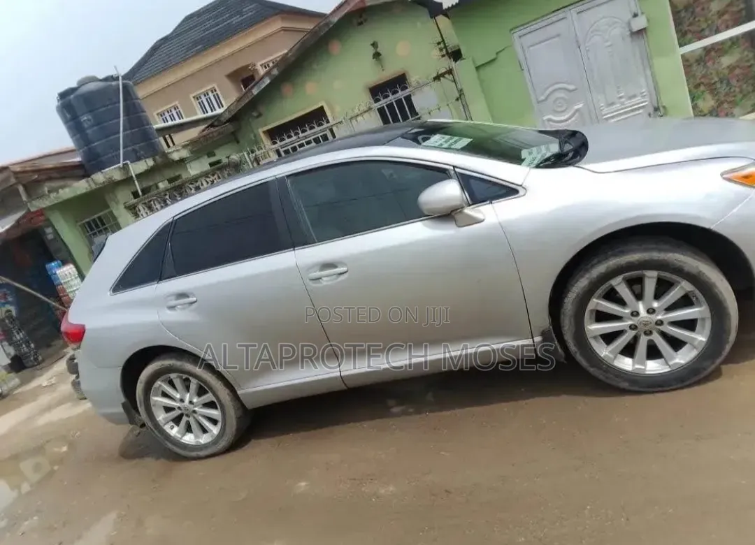 Toyota Venza LE 2010 Silver
