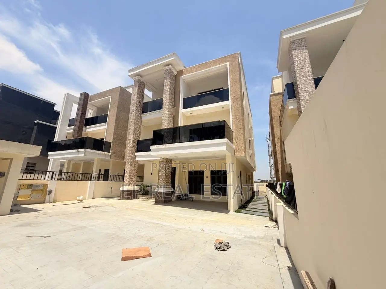 5bdrm Duplex in Gwarinpa for sale
