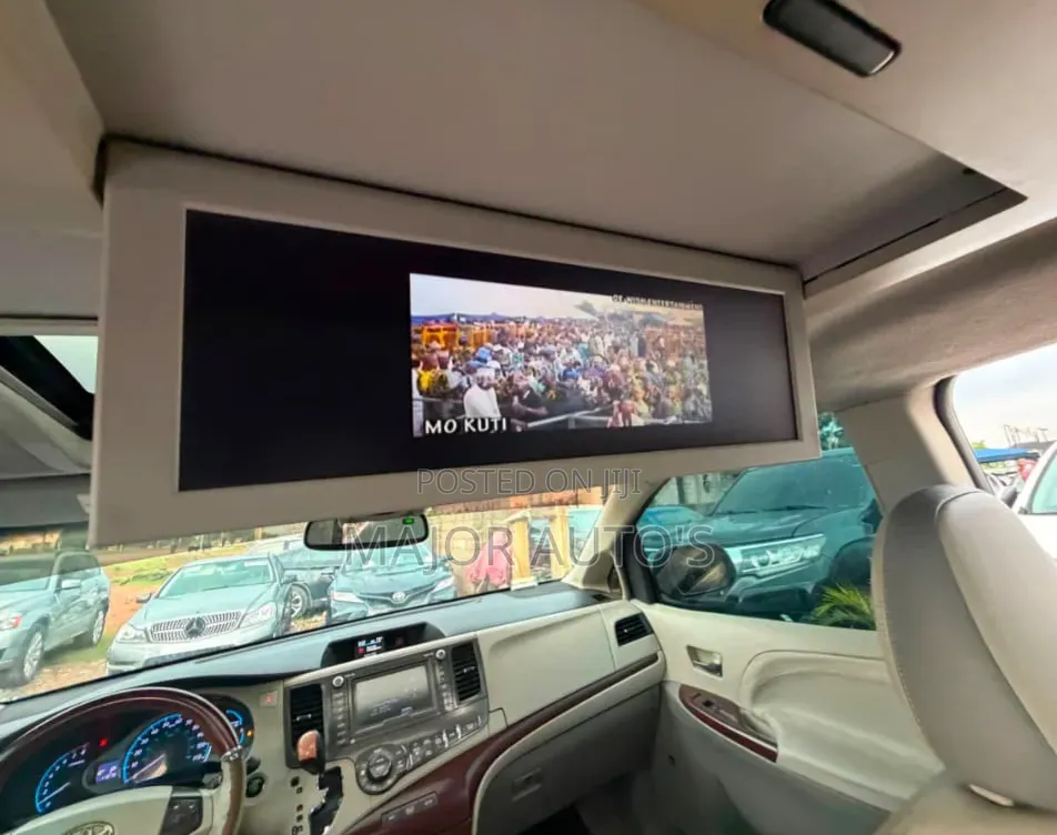 Toyota Sienna XLE 8 Passenger 2012 White