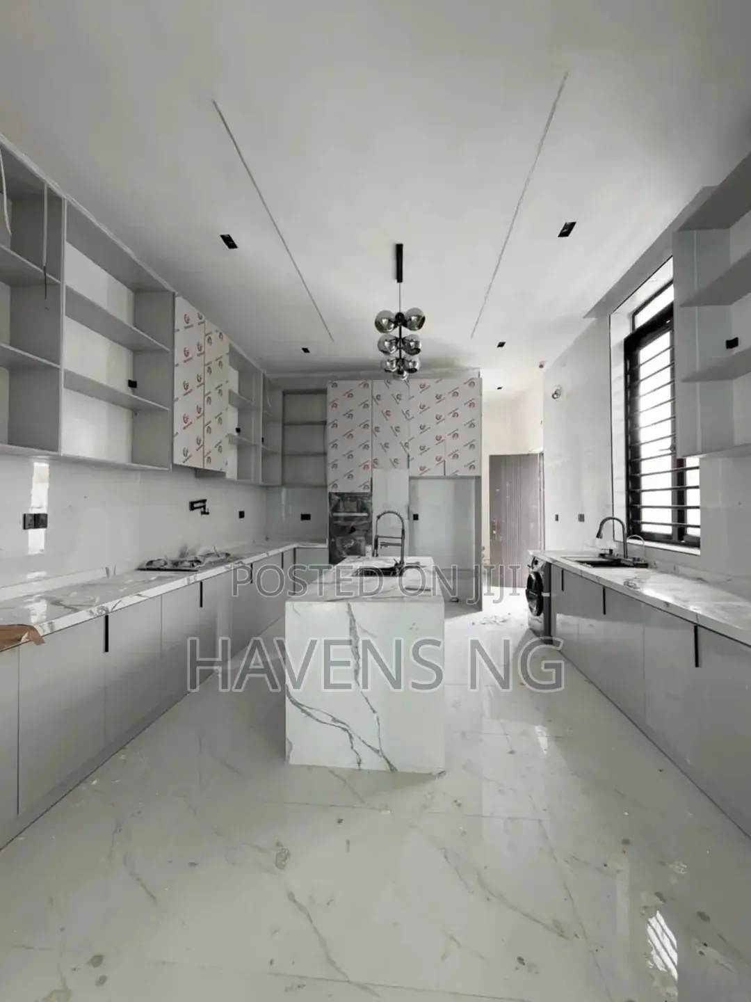 5bdrm Duplex in Chevron for sale