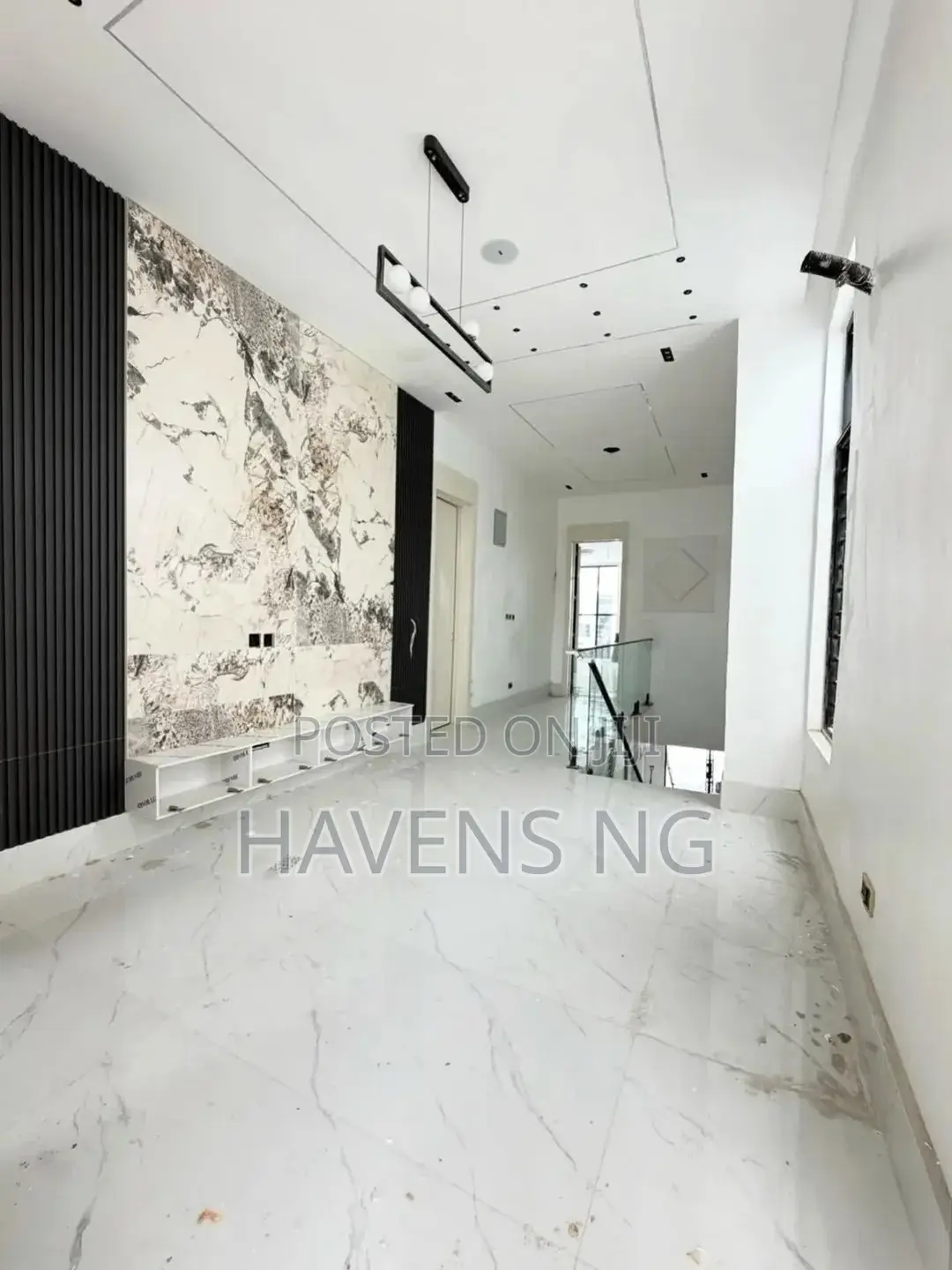 5bdrm Duplex in Chevron for sale
