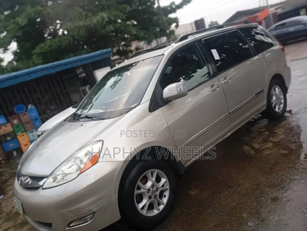 Toyota Sienna XLE Limited AWD 2006 Gold