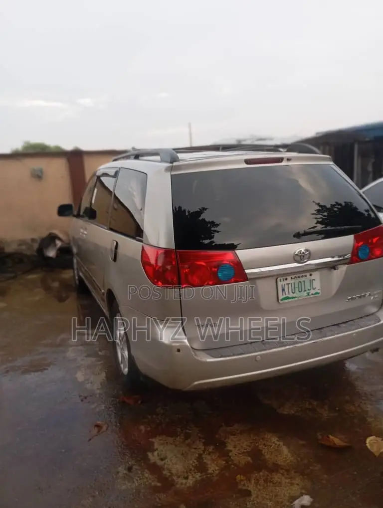 Toyota Sienna XLE Limited AWD 2006 Gold