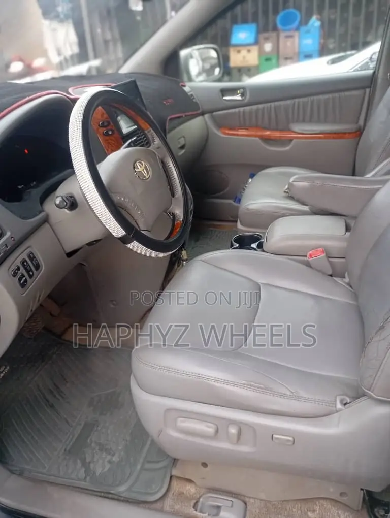 Toyota Sienna XLE Limited AWD 2006 Gold