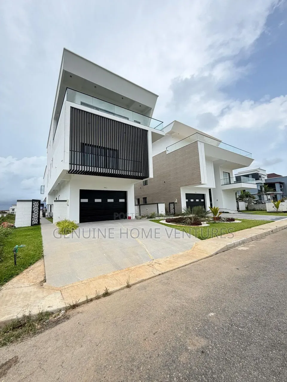5bdrm Duplex in Ikota for sale