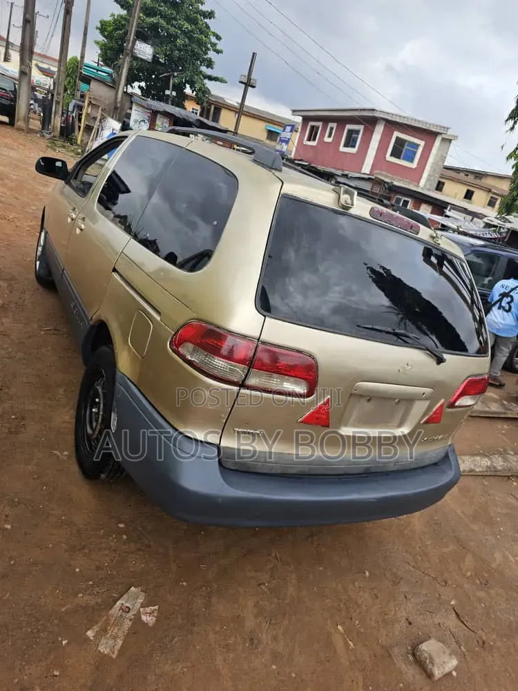 Toyota Sienna LE 2001 Gold