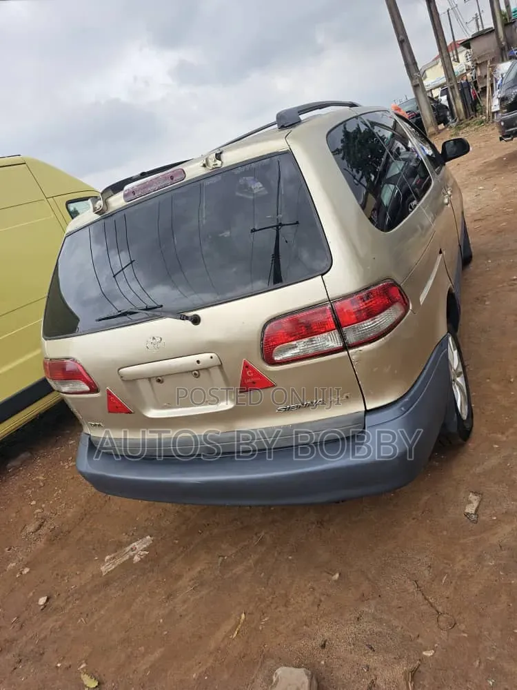 Toyota Sienna LE 2001 Gold