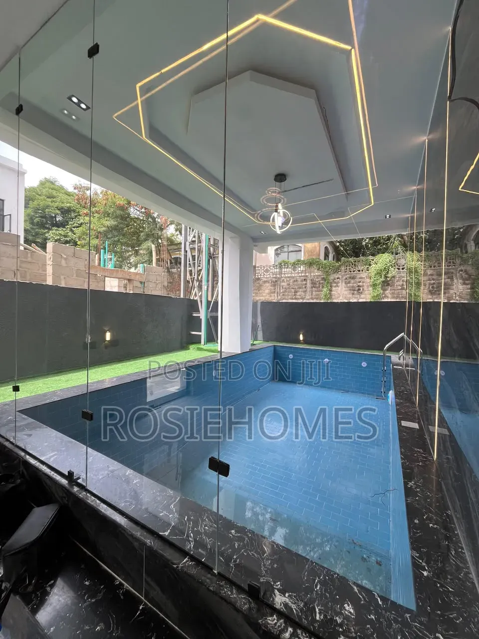 6bdrm Duplex in Garden Estate, Chevron for sale