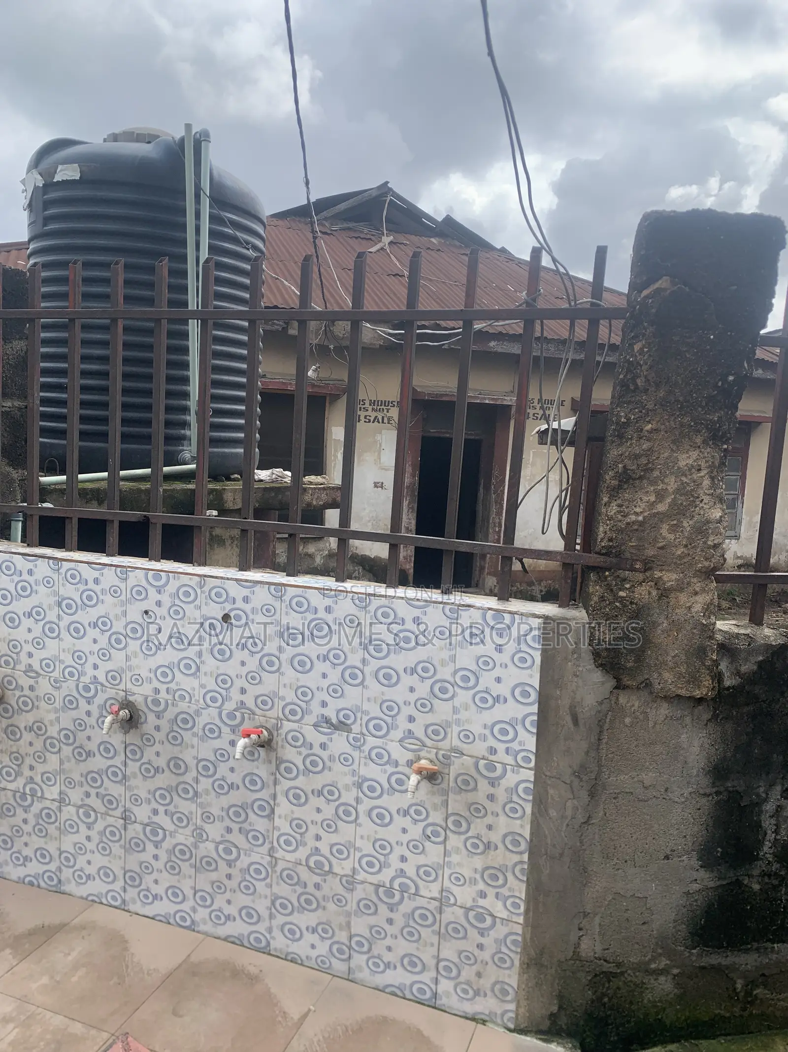 10bdrm Bungalow in Ojuelegba for sale