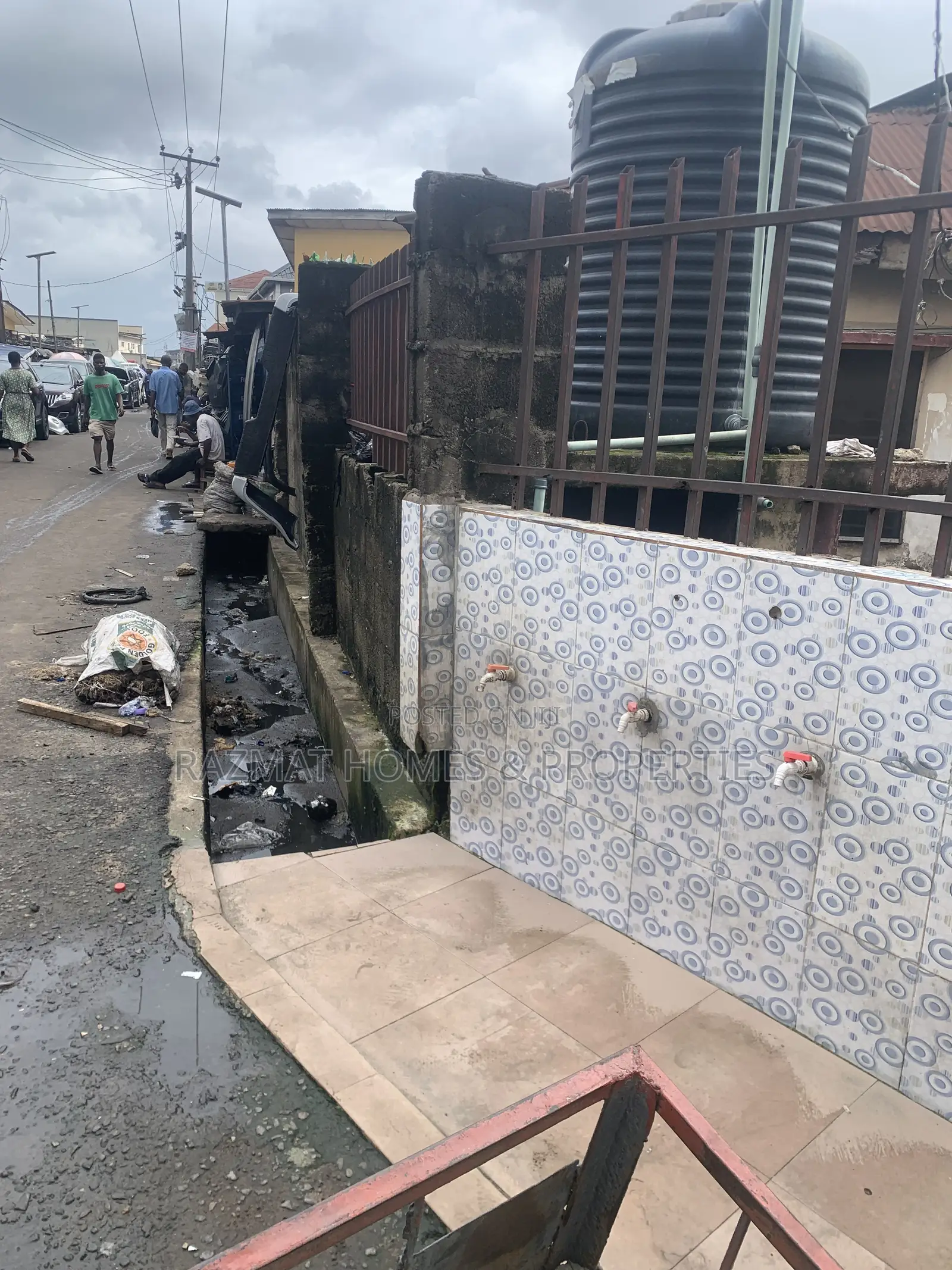 10bdrm Bungalow in Ojuelegba for sale