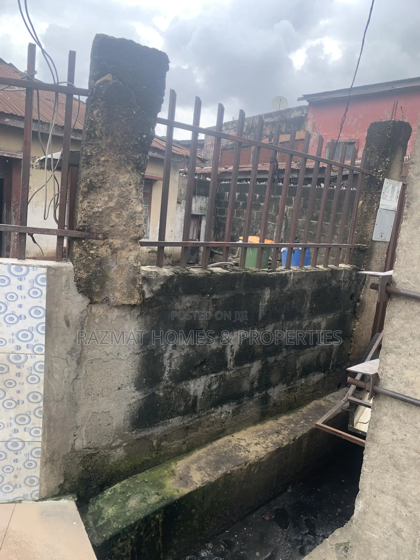 10bdrm Bungalow in Ojuelegba for sale