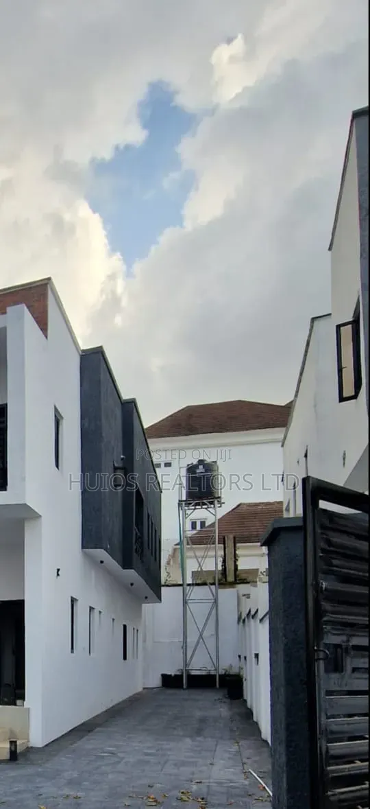 4bdrm Duplex in Alalubosa for sale