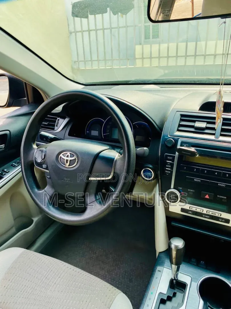 Toyota Camry LE 4dr Sedan (2.5L 4cyl 6A) 2013 Gray