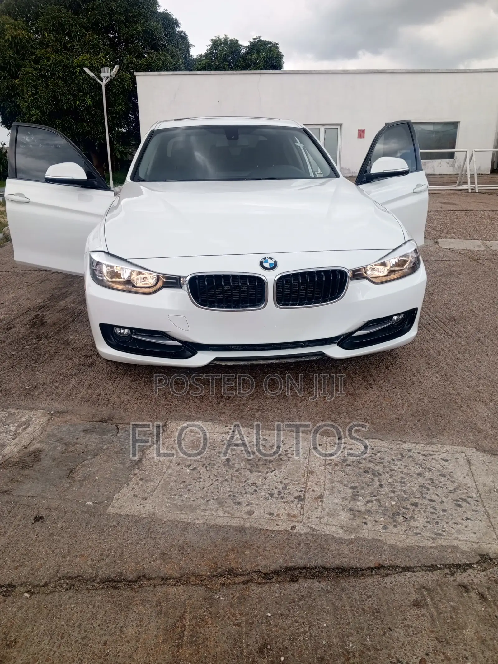 BMW 320i Sedan RWD 2015 White