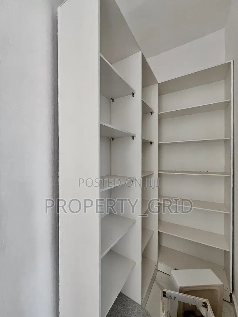 4bdrm Townhouse/Terrace in Ikota for sale