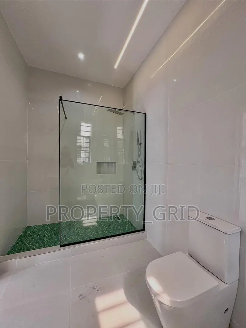 4bdrm Townhouse/Terrace in Ikota for sale