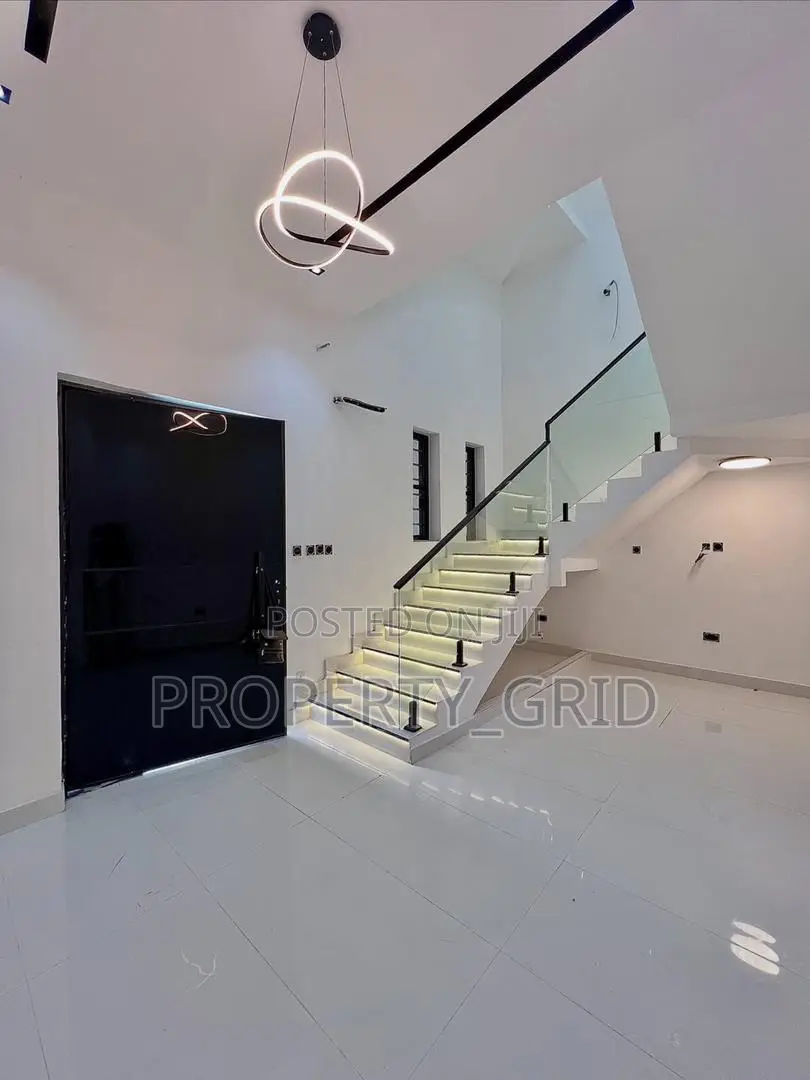 4bdrm Townhouse/Terrace in Ikota for sale