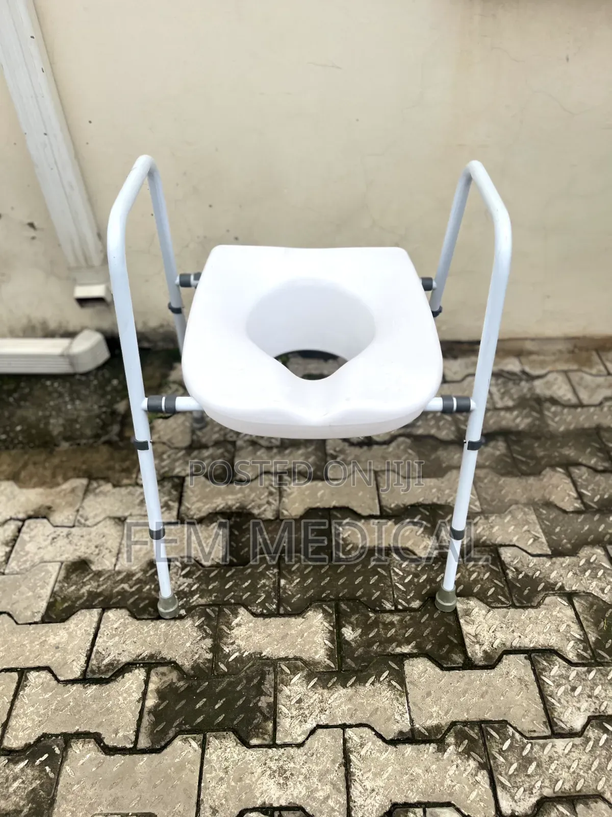 Mowbray Lite Raised Toilet Seat
