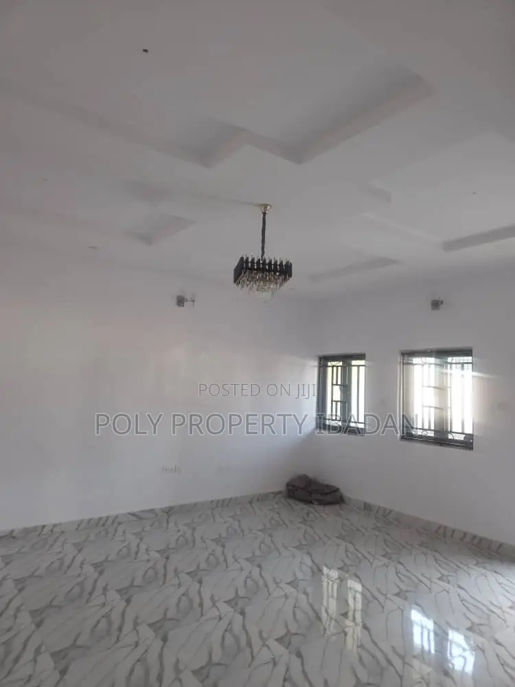 3bdrm Apartment in Oluyole Estate for rent