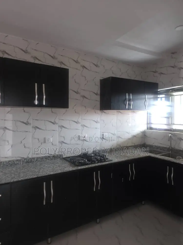 3bdrm Apartment in Oluyole Estate for rent