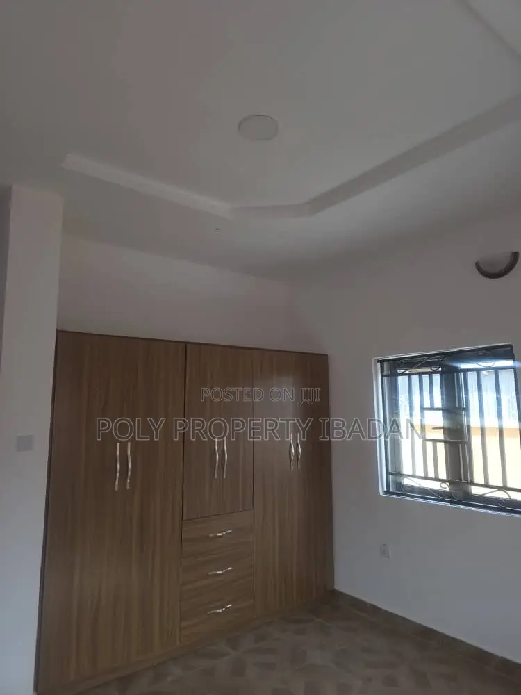 3bdrm Apartment in Oluyole Estate for rent