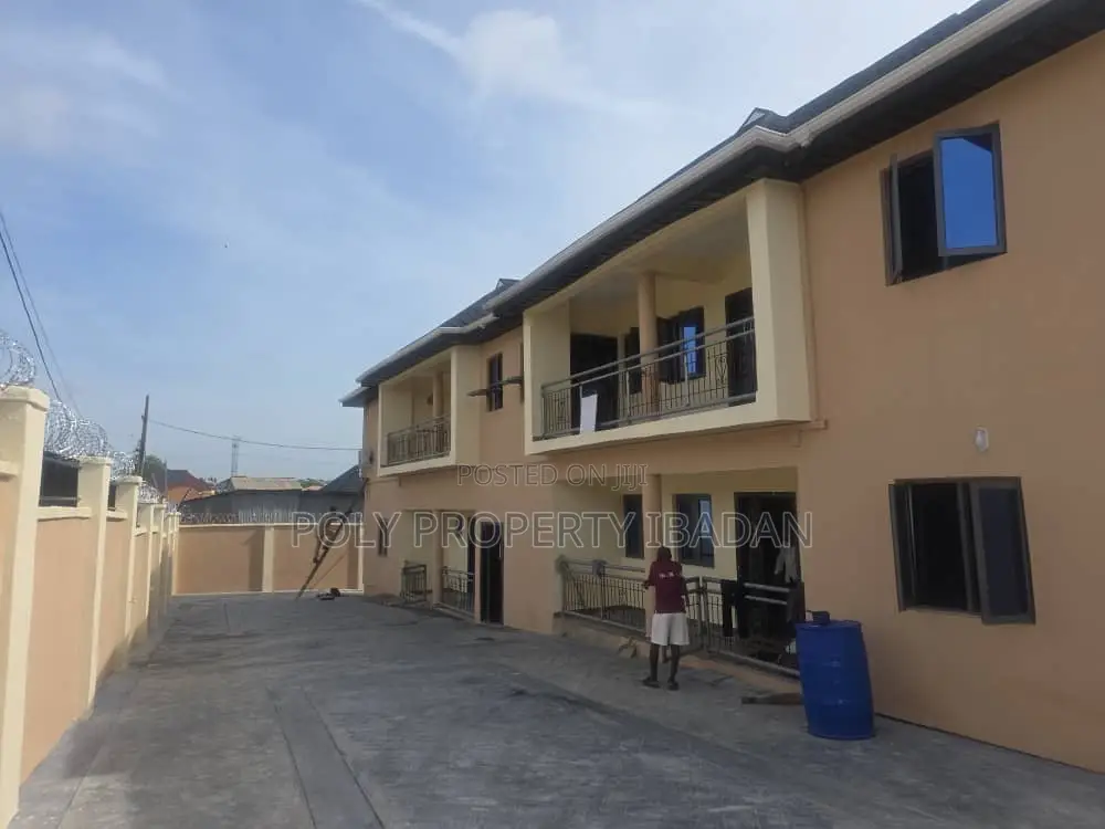 3bdrm Apartment in Oluyole Estate for rent