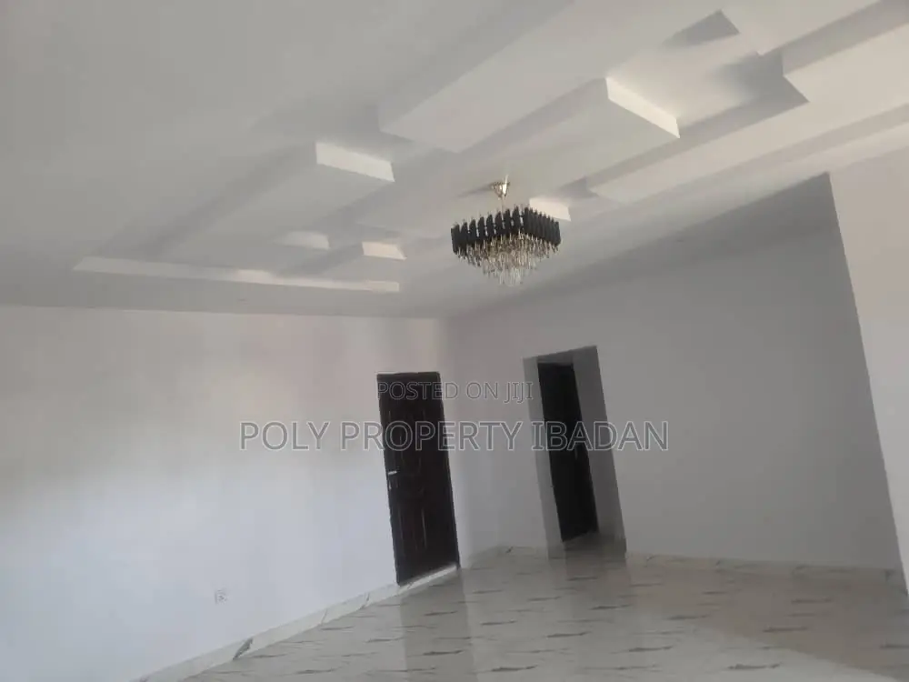 3bdrm Apartment in Oluyole Estate for rent