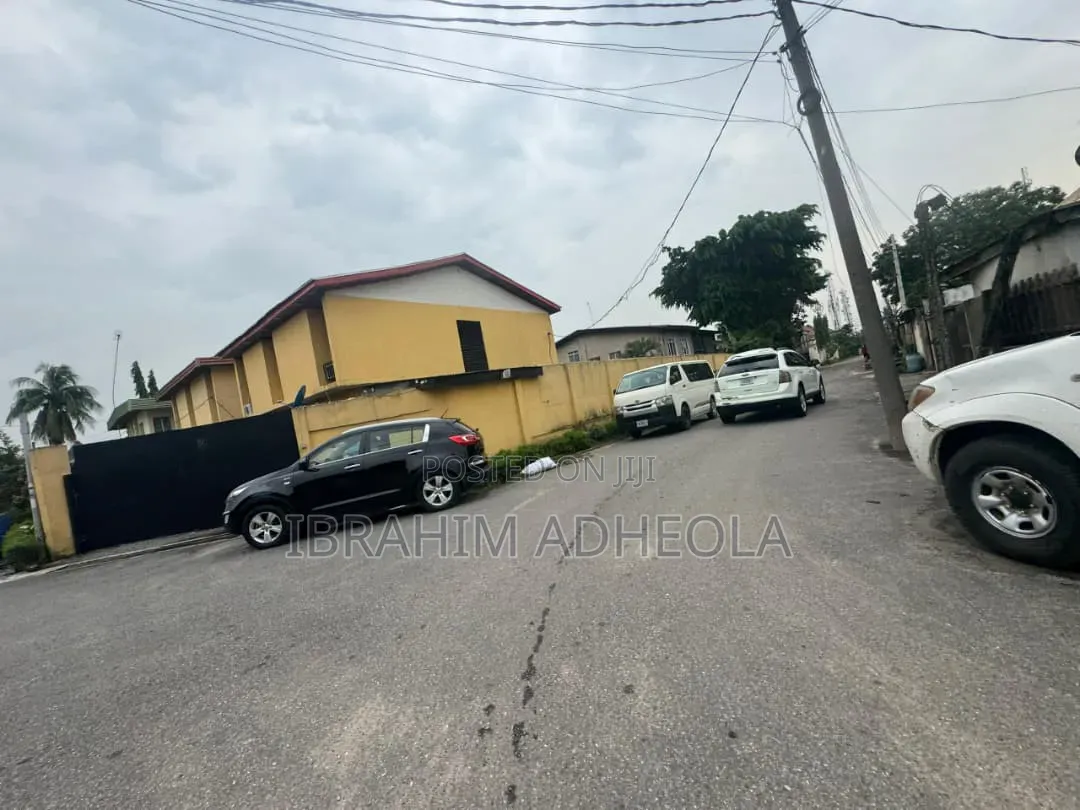 Land Measuring 1998sqm With a Demolishable Structure