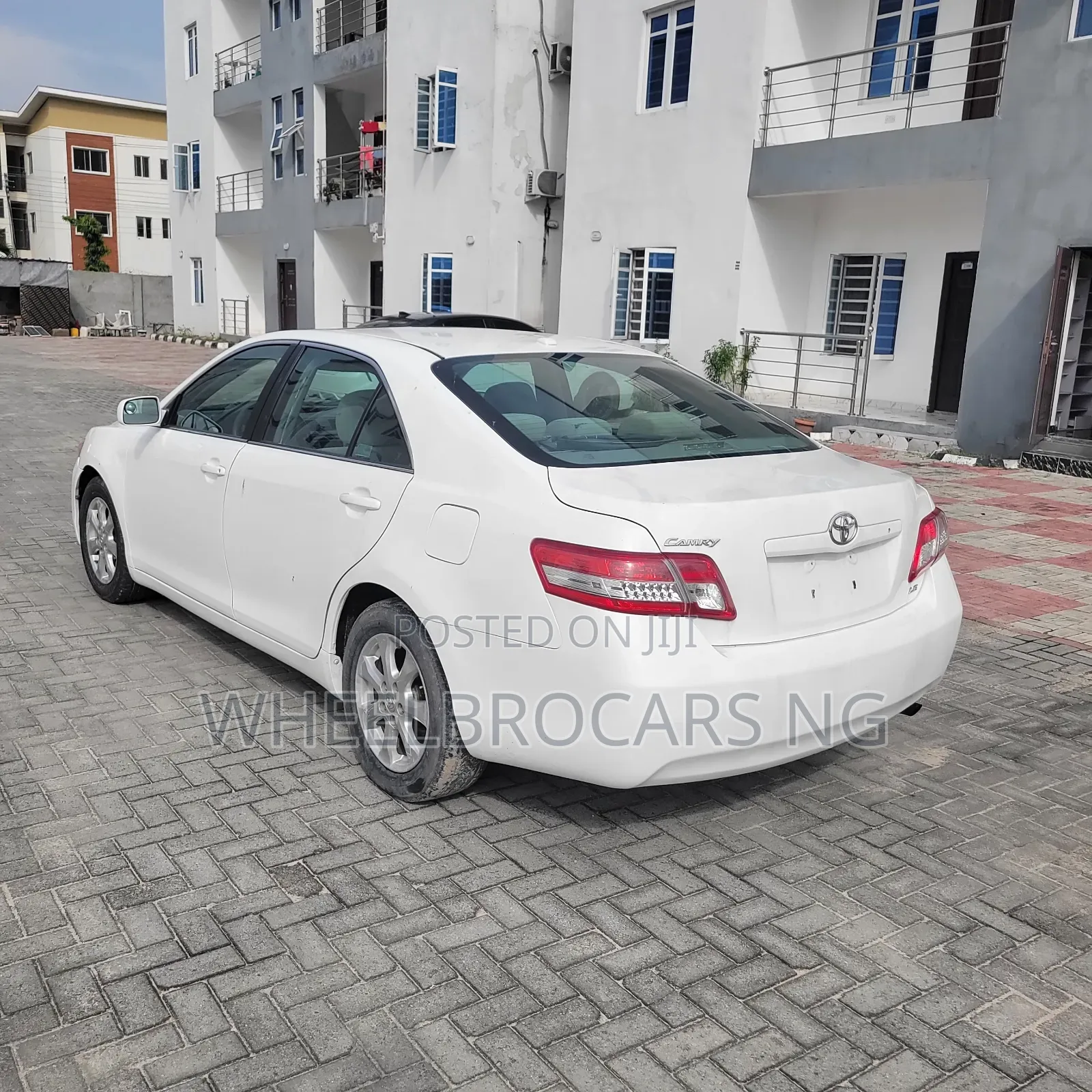 Toyota Camry LE 4dr Sedan (2.5L 4cyl 6A) 2011 White