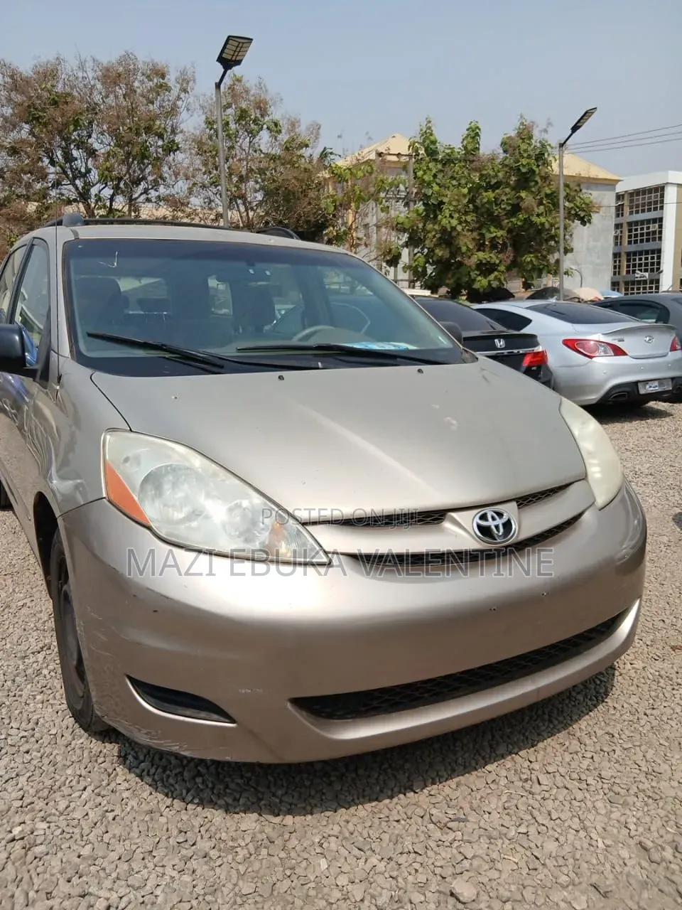 Toyota Sienna LE 2009 Gold