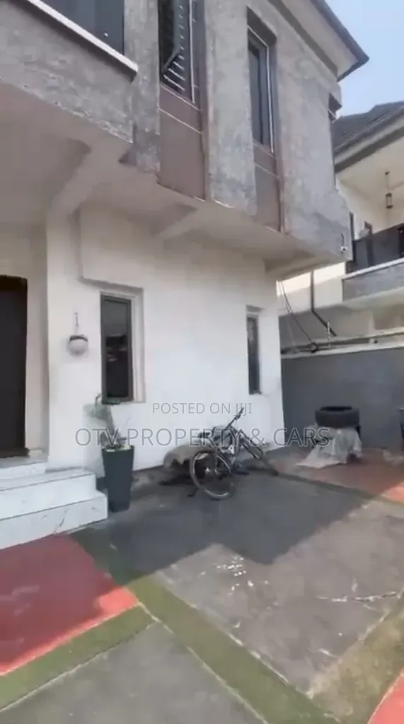 Furnished 5bdrm Duplex in Chevron for sale