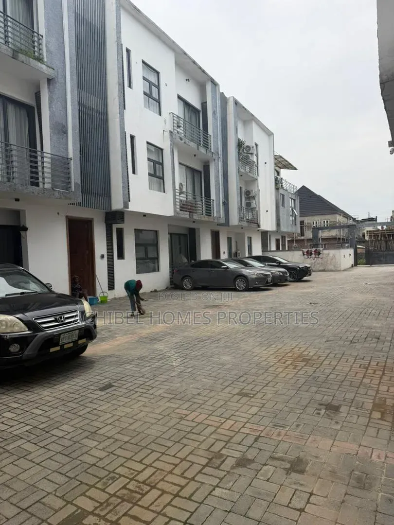 2bdrm Apartment in Near Spring Gardens, Lekki Phase 2 for rent