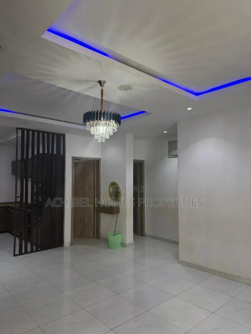 2bdrm Apartment in Near Spring Gardens, Lekki Phase 2 for rent