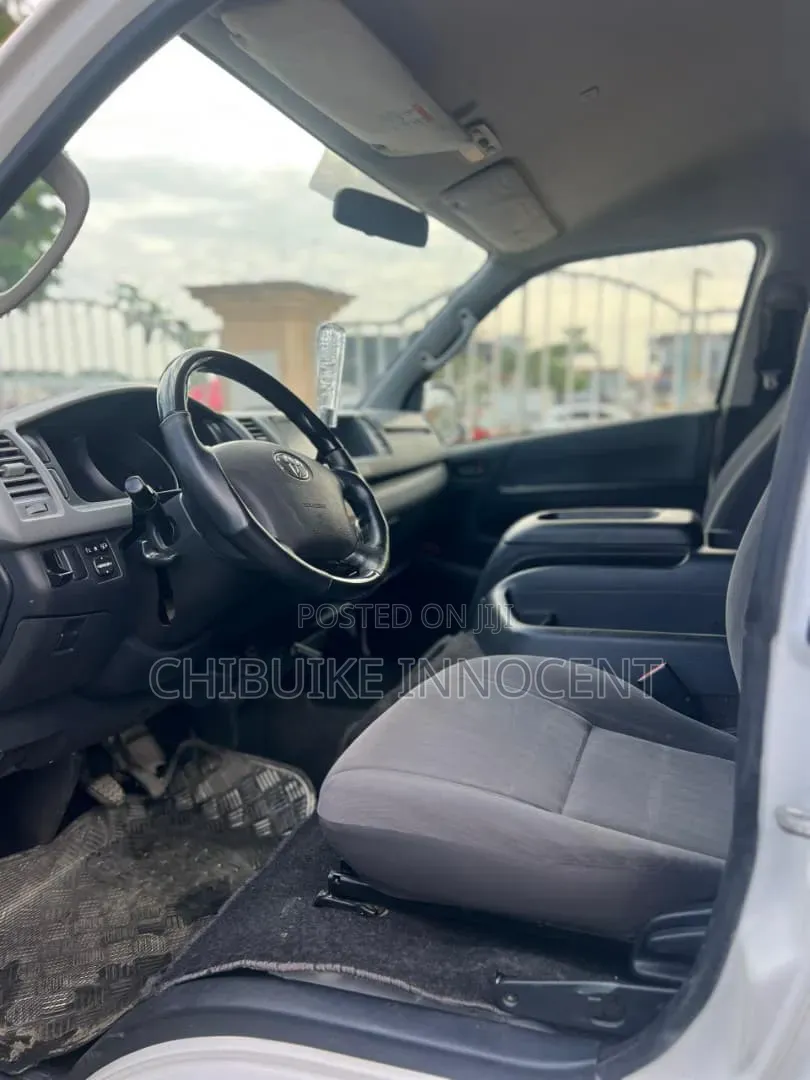 Toyota HiAce 2013 White