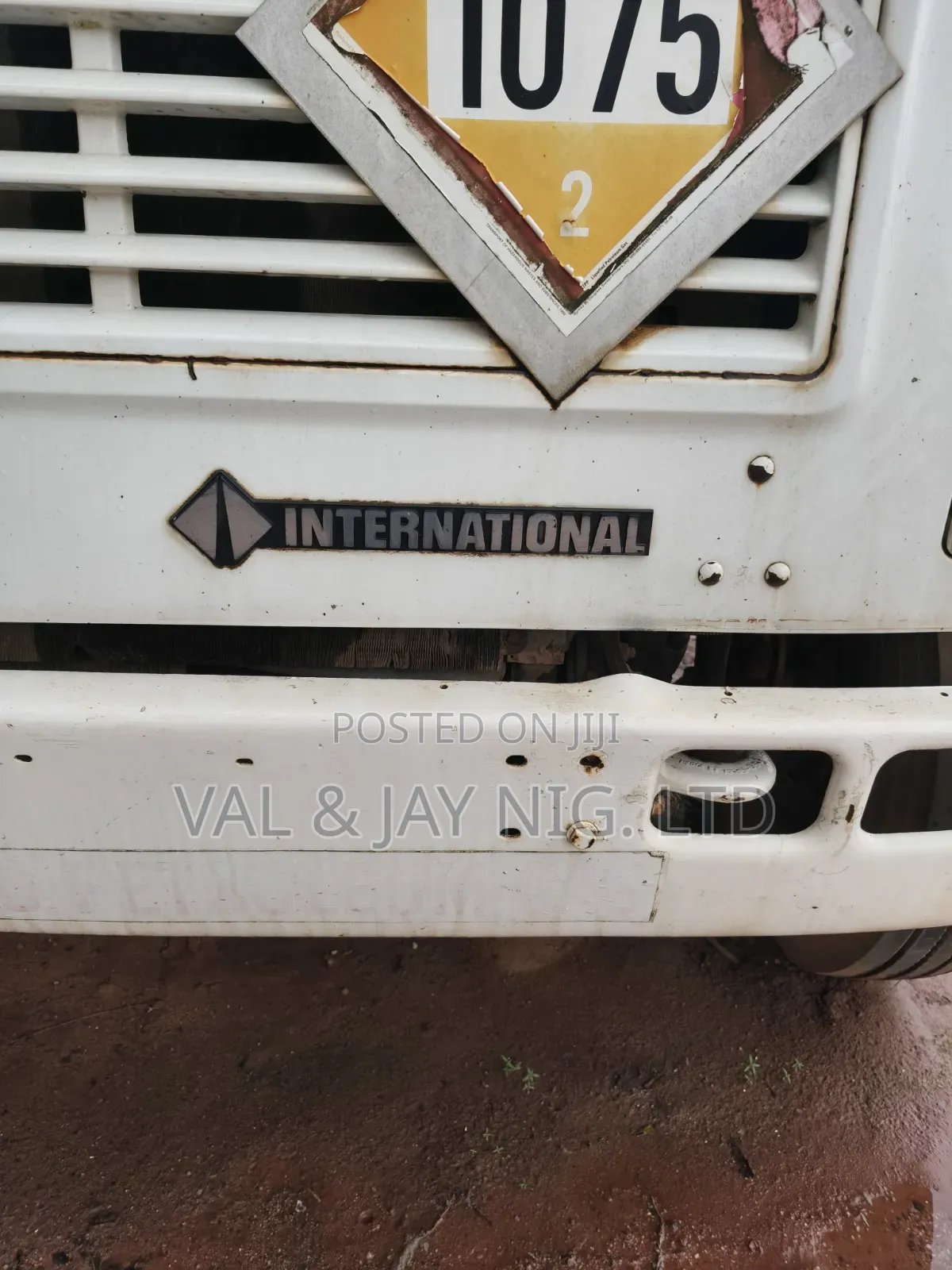 International 4900 Cap Chassis Truck 2002 White