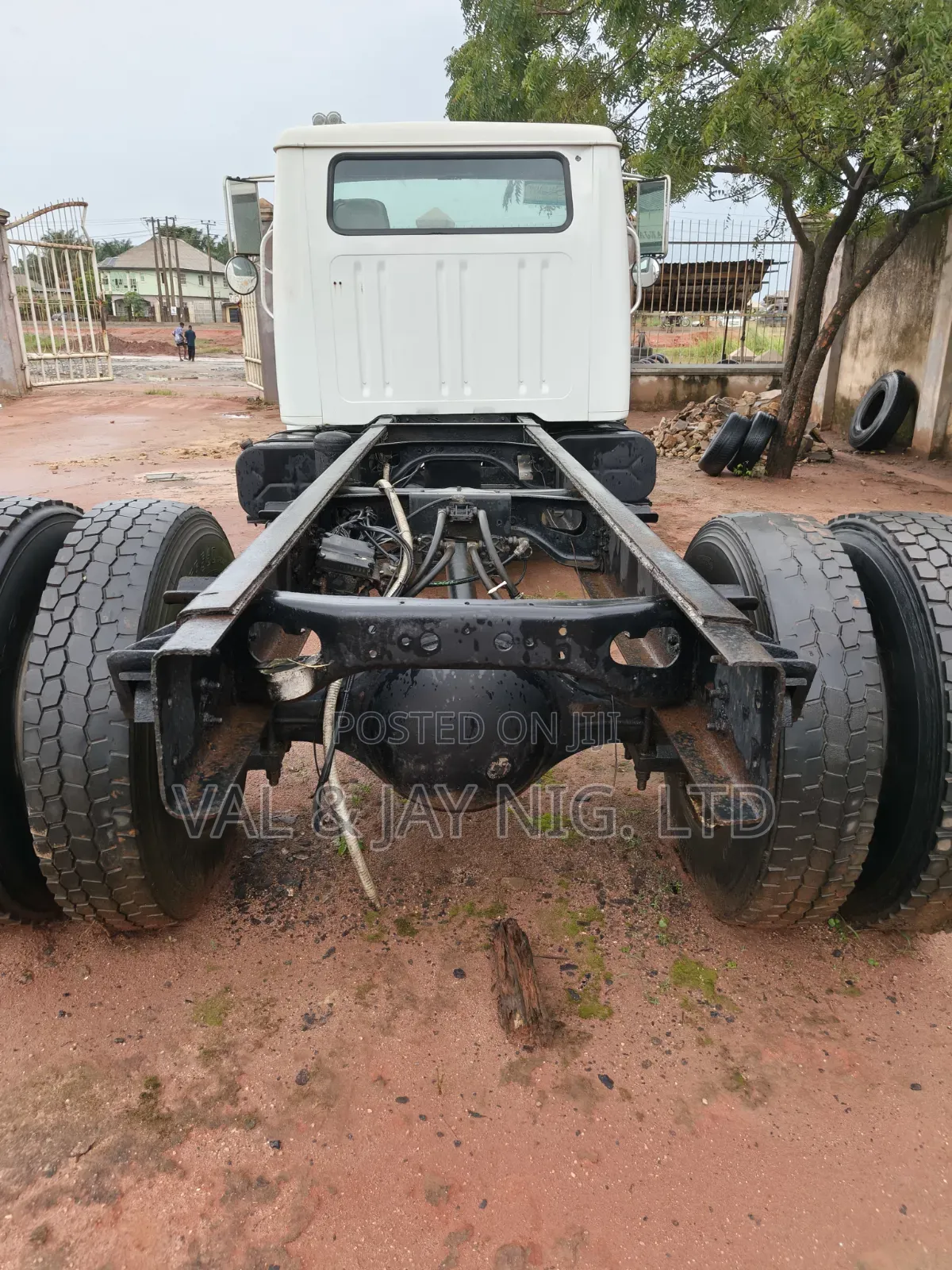 International 4900 Cap Chassis Truck 2002 White