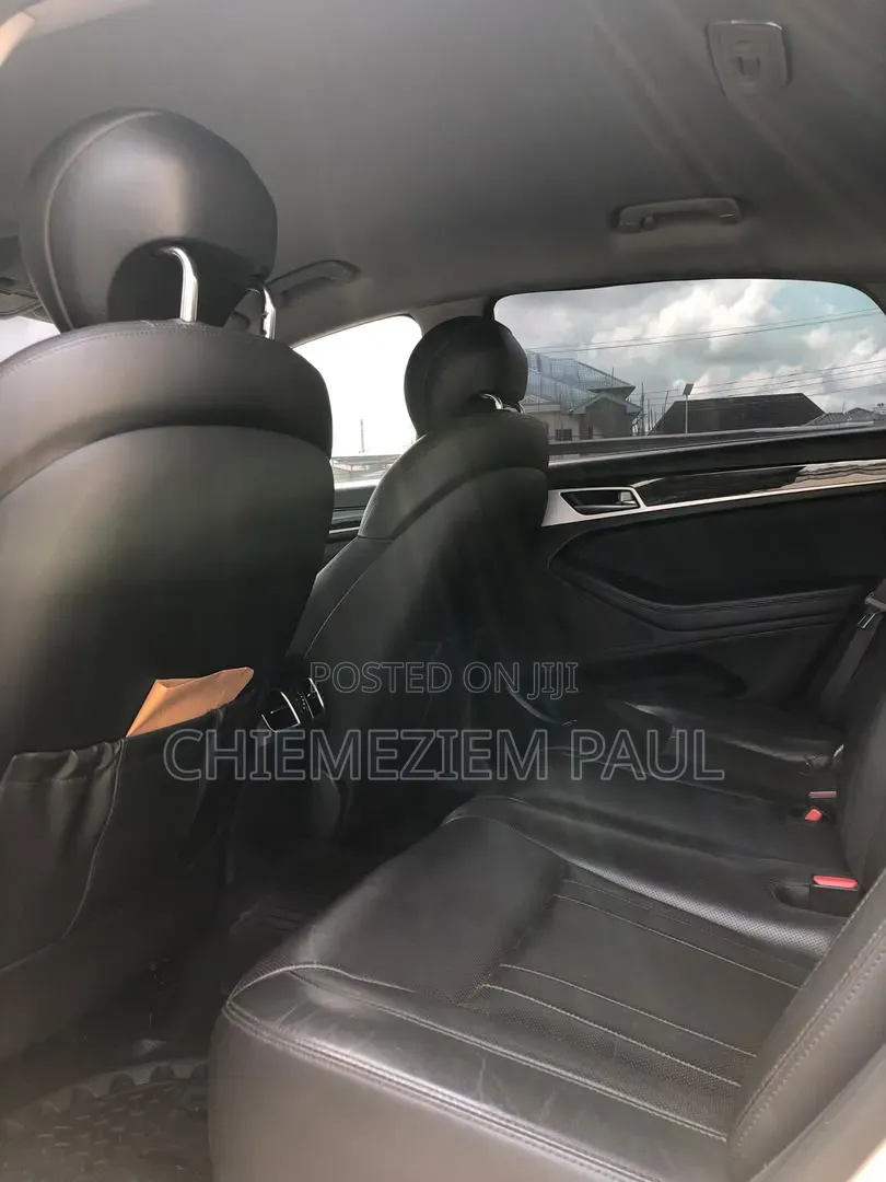 Hyundai Genesis 3.8 4dr Sedan AWD (3.8L 6cyl 8A) 2015 Gold